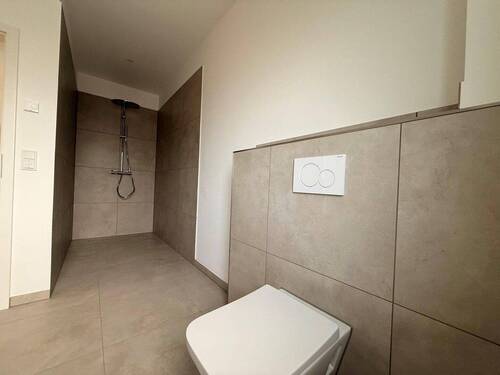 Bad mit großer Dusche - 
