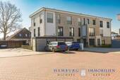 Haus vorne - Wohnen am Meer: Hochwertige 3-Zi.-Fewo in 23747 Dahme mit Fahrstuhl, Balkon & Komplettausst.