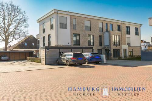 Haus vorne - Wohnen am Meer: Hochwertige 3-Zi.-Fewo in 23747 Dahme mit Fahrstuhl, Balkon & Komplettausst.