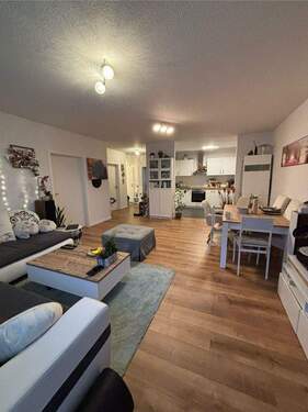 Wohnzimmer - Moderne 3-Zi-Whg (ca. 95?m²) mit Terrasse, EBK & 2 Stellpl. in Sudweyhe - Einzug ab 01.01.2026