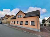 Haus Straßenansicht - Familie mit Interesse für Haus & Garten und mit handwerklichem Geschick gesucht !
