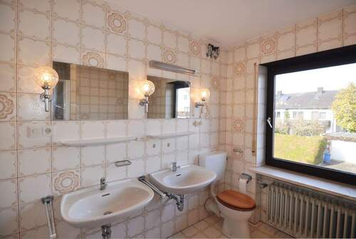 großes Badezimmer - 