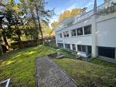 Hausansicht mit Grundstück - 
