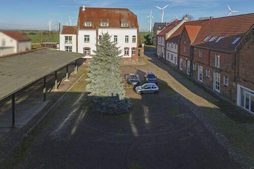 Blick in den Vier-Seitenhof - Gewerbeobjekt (Büro, Produktion, Verkauf) in Zörbig zum Kaufen