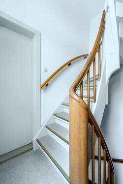 Treppenhaus - 2 Zimmer Etagenwohnung zur Miete in Neustadt an der Weinstraße