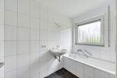 Bad mit Fenster & Wanne - 