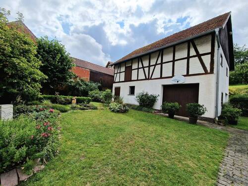 Vorgarten mit Scheune - 