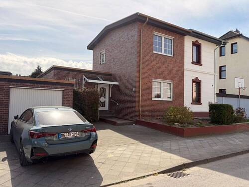 Seitansicht - Einfamilienhaus mit Renovierungsbedarf in Mönchengladbach