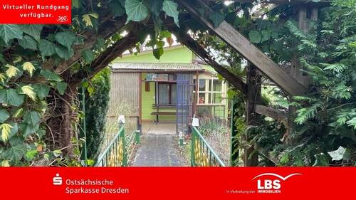 Blick vom Gartentor - Eisenbahnerhaus für Schienenfans