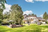 Garten- und Hausansicht - Repräsentatives Anwesen mit Turm, Pool und Parkgrundstück