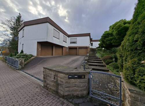 Hofeinfahrt - 1 Zimmer Mehrfamilienhaus, Wohnhaus in Wildeck