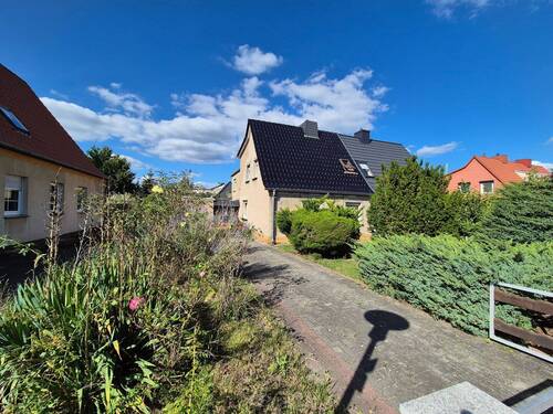 Einfahrt - 5 Zimmer Doppelhaushälfte in Sandersdorf-Brehna