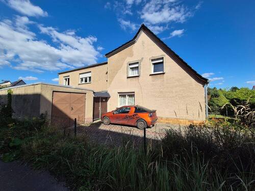 Hausansicht mit Garage - 