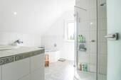 Badezimmer mit Eckbadewanne und Dusche - 