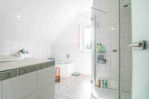Badezimmer mit Eckbadewanne und Dusche - 