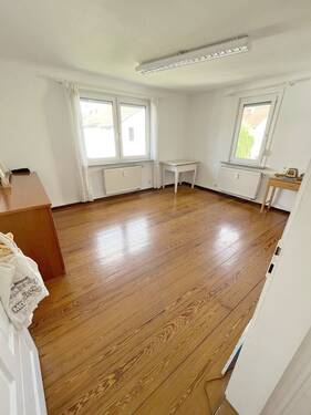 Zimmer OG mit Pitchpine-Boden.jpg - 3 Zimmer Etagenwohnung in Kirchheim unter Teck