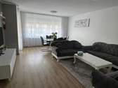 Wohnzimmer - Rgbg Osten - 3 Zimmer Wohnung mit Balkon und Aufzug