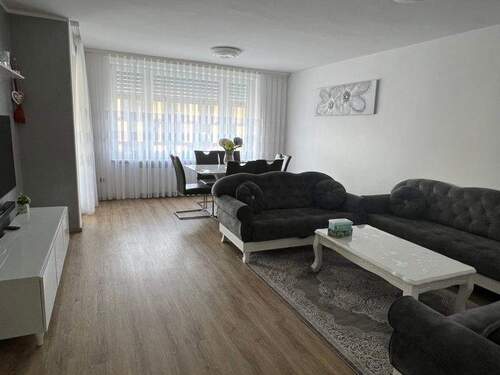 Wohnzimmer - Rgbg Osten - 3 Zimmer Wohnung mit Balkon und Aufzug