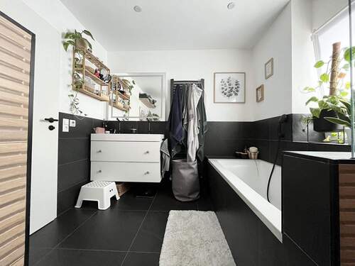 Badezimmer mit Wanne/Dusche - 