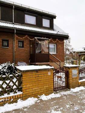 Hausblick im Winter - 7 Zimmer Doppelhaushälfte zum Kaufen in Berlin