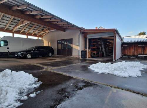 Hoffläche mit Werkstatteingang und Lager - 