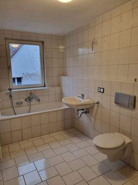 Bad mit neuem WC und Fenster - 