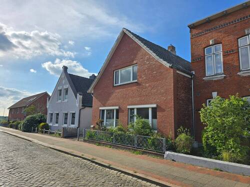 Ansicht Straße - **Charmantes Stadthaus mit schönem Garten**