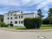 Außenansicht - Familienfreundliche 4,5-Zimmer-Wohnung mit Balkon und Garage