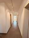 Flur Blick Richtung Wohnzimmer - 3 Zimmer Etagenwohnung in Mainz
