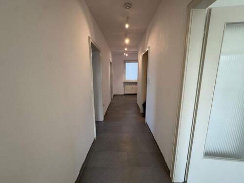 Flur Blick Richtung Eingang - Etagenwohnung mit 75,00 m&sup2; in Mainz zur Miete