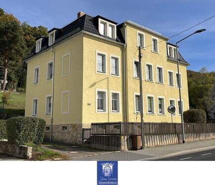 Hausansicht - Einziehen und wohlfühlen! Modern sanierte Wohnung mit Gartennutzung am Waldrand!