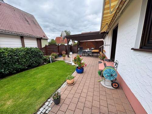 Blick vom Garten Richtung Terrasse - 