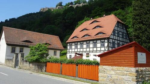 Außenansicht mit Festung - Der Schwenkehof - Pension in Königstein