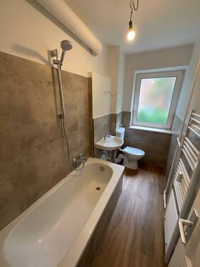 Bad mit Badewanne - 2 Zimmer Etagenwohnung in Kiel
