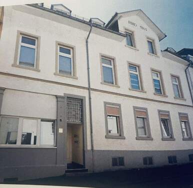 Ansicht von der Straße - Denkmalgeschütztes 5-Parteienhaus mit großer Dachterrasse in Wiesbaden Nordost. Provisionsfrei.
