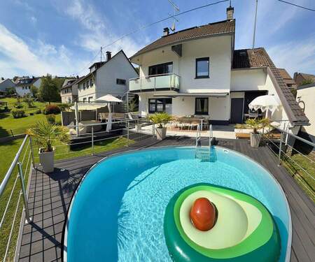 Haus mit Pool - Kernsaniertes Einfamilienhaus mit 100-m²-Terrasse, Pool und moderner Sommerküche in Gummersbach