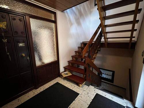 Treppenhaus im Eingagnsbereich - 8 Zimmer Mehrfamilienhaus, Wohnhaus in Kämpfelbach