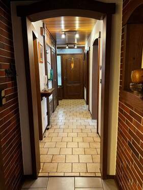 Flur im EG - Mehrfamilienhaus, Wohnhaus mit 160,40 m&sup2; in Kämpfelbach zum Kaufen