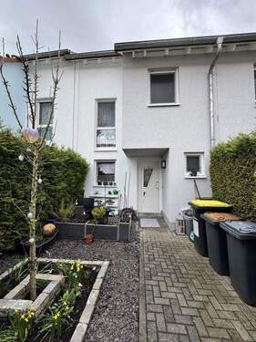 Hausansicht - Vorderseite - Modernisiertes Reihenmittelhaus im Herzen von Nidderau ++ Ohne Maklerprovision ++