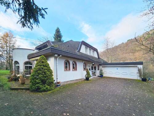 Frontansicht - Garage - 9 Zimmer Einfamilienhaus in Ensdorf