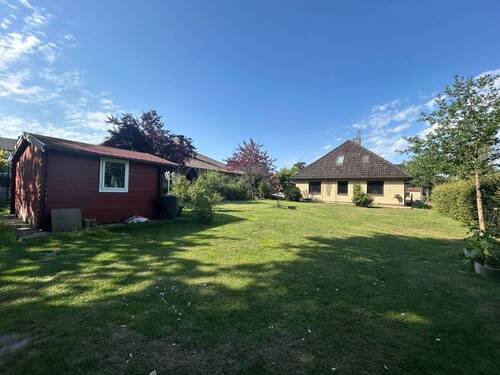 Ansicht Ost - Volksbank Immobilien: Platzreicher Bungalow in Sackgassen-Endlage
