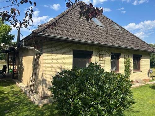 Ansicht Süd-Ost nah - 5 Zimmer Bungalow in Rhade / Ostrhade