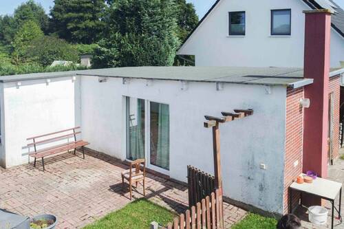 Nebengebäude mit Terrasse - 