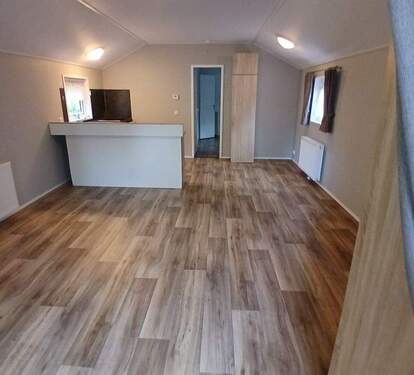 Wohnessbereich - Mobilheim mit überdachter Terrasse, Gartenhaus und Stellplatz