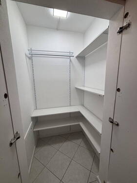 Abstellraum/begehbarer Schrank - 