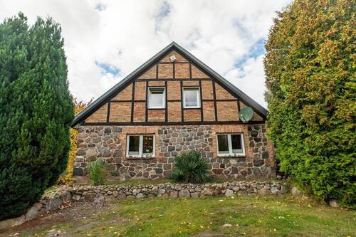 Giebelansicht + PKW-Stellplatz - Einfamilienhaus mit 228,00 m&sup2; in Moltzow/OT Rambow zum Kaufen