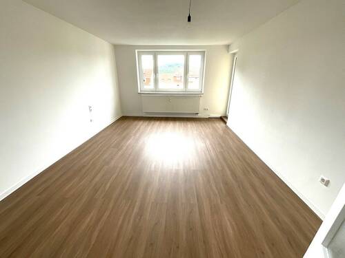 Wohnzimmer - 3 Zimmer Etagenwohnung zur Miete in Pegnitz