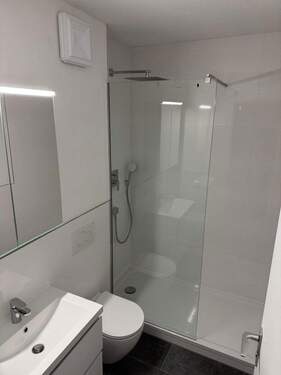 DUSCHBAD MIT WC - 