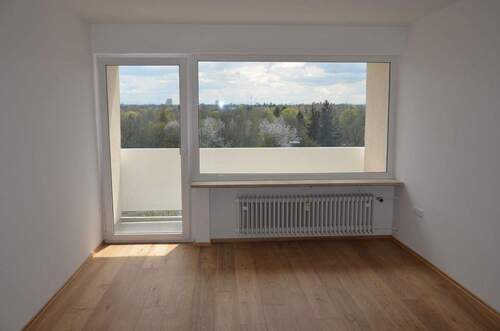 Wohnzimmer mit Balkon - provisions-frei: Helle 3 Zimmerwohnung in München Moosach zu verkaufen