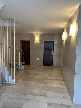 Hauseingang Wohnungstüre r. - 